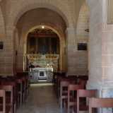 L�edificio sacro si presenta piccolo ma accogliente: la navata centrale conduce verso l�altare maggiore dove si pu� ammirare il trittico dei santi Vito, Modesto e Crescenza